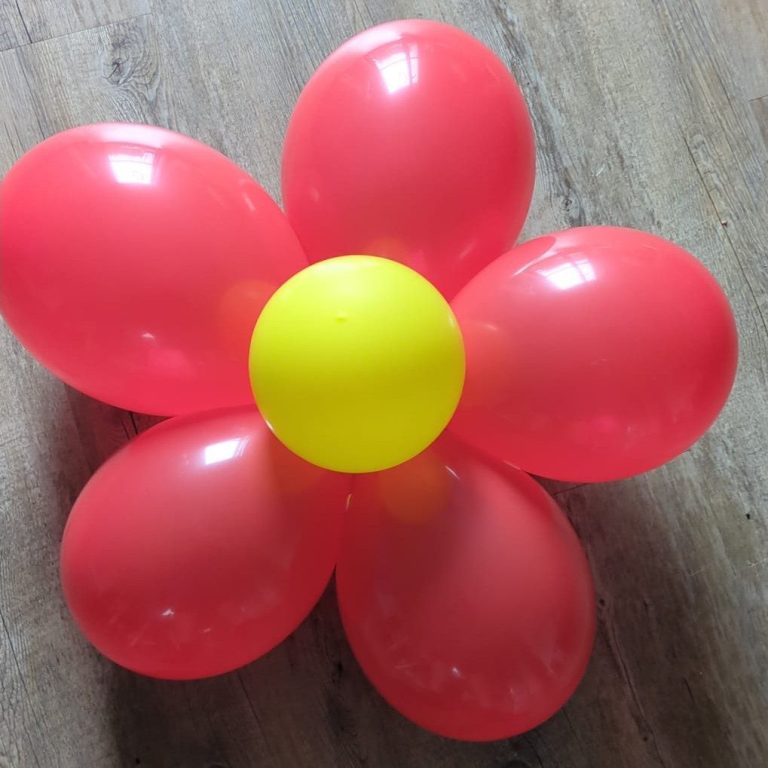 Unterschiedliche Blumenarrangements Wanddekoration mit buntern Luftballons in Blumenform