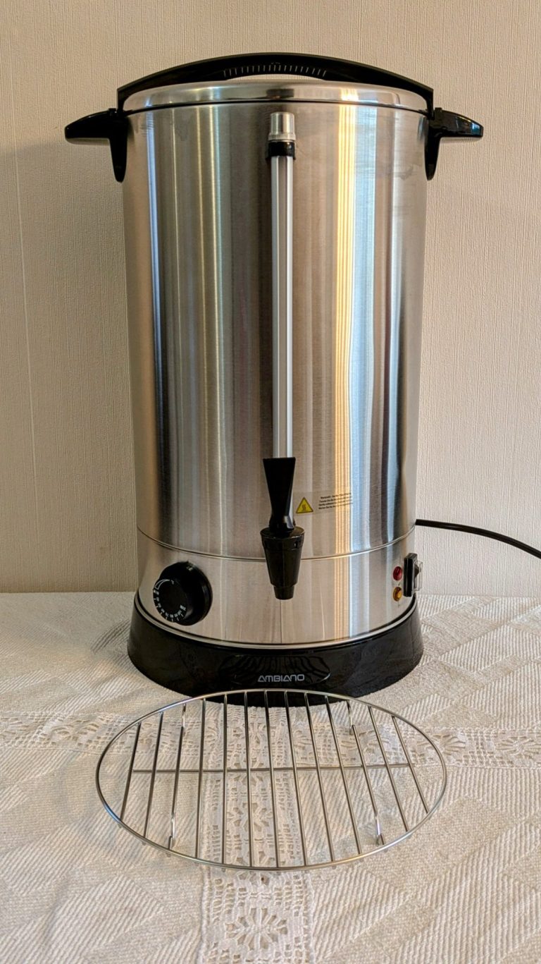 Glühwein mit Tassen Glühweinkocher