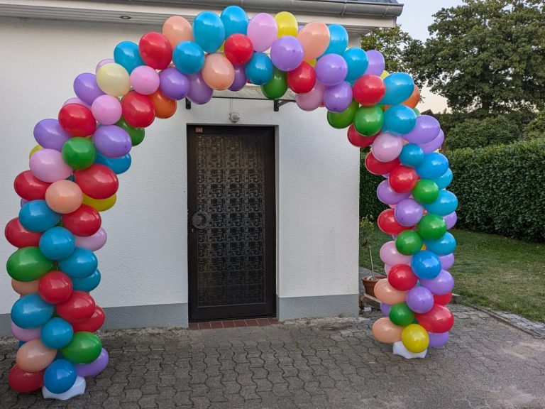 Luftballon-Dekoration in vielen Farben Bunter Luftballonbogen